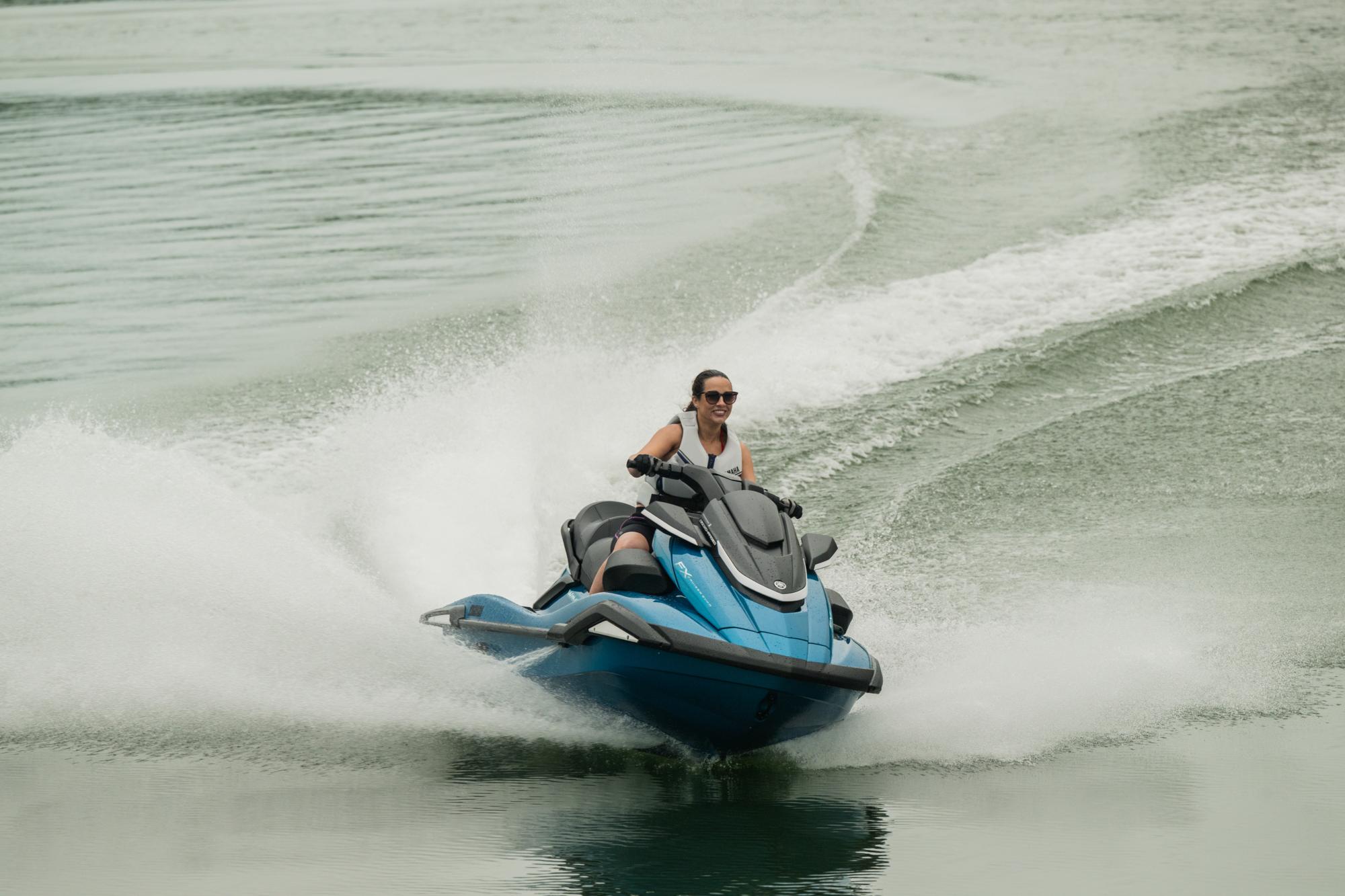 2026-Yamaha-FXSVHOCR-EU-Lagoon_Blue-Action-004-03